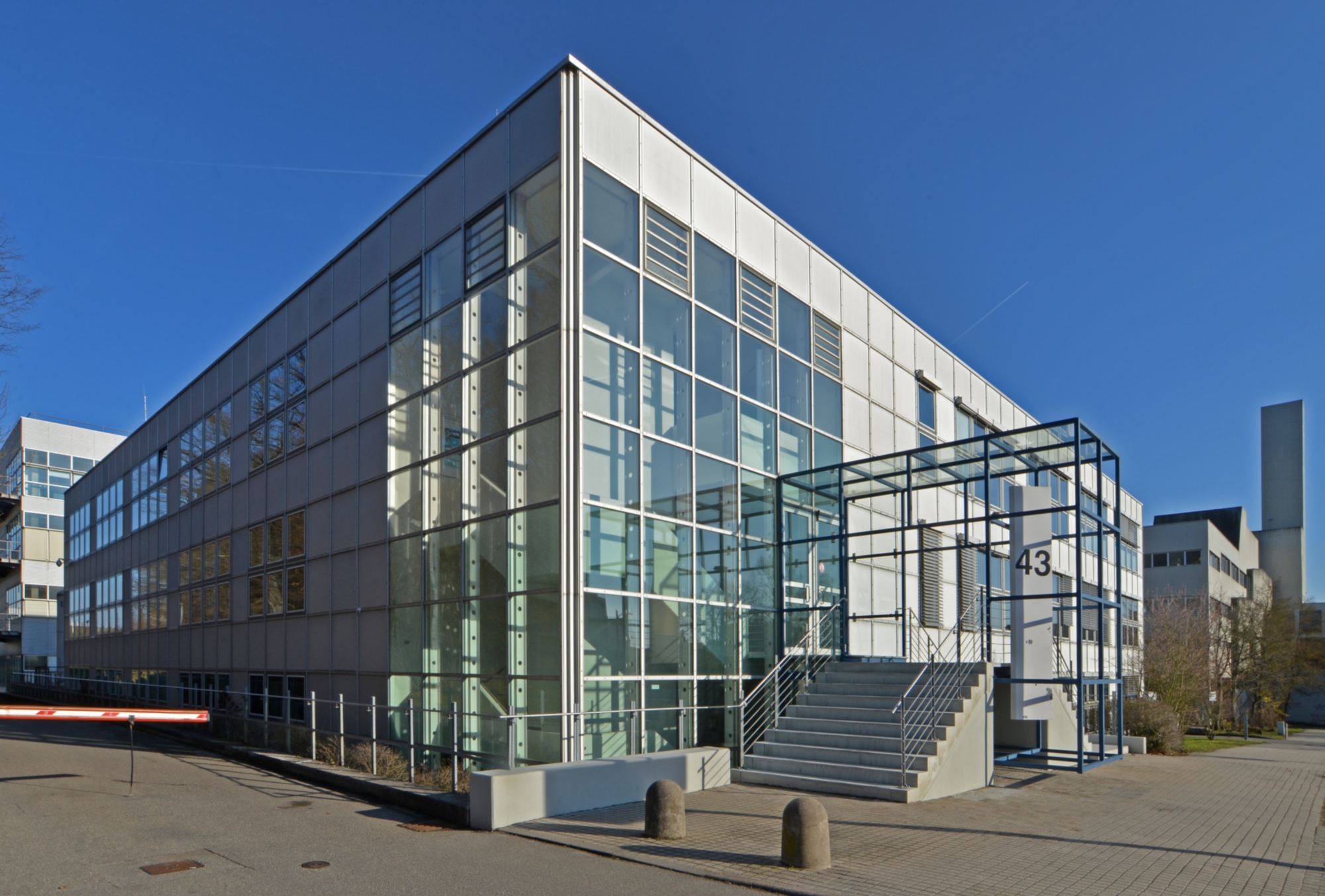 Auf dem Foto ist das Gebäude des IFSW abgebildet.